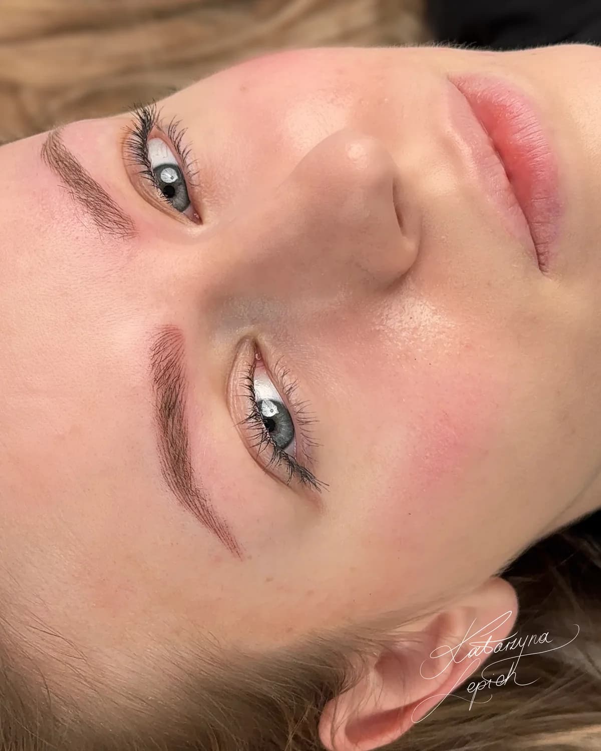 Proces rekonstrukcji końcówek brwi